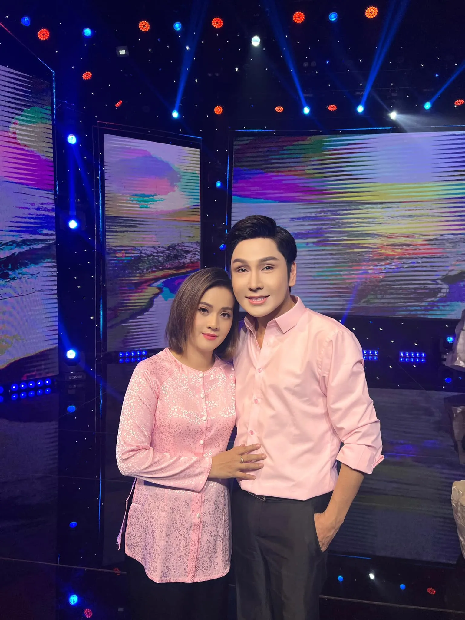 con-gai-ns-vu-linh-lan-san-showbiz (1)