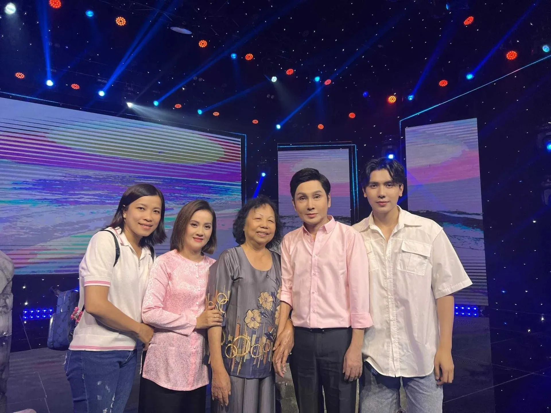 con-gai-ns-vu-linh-lan-san-showbiz (1)