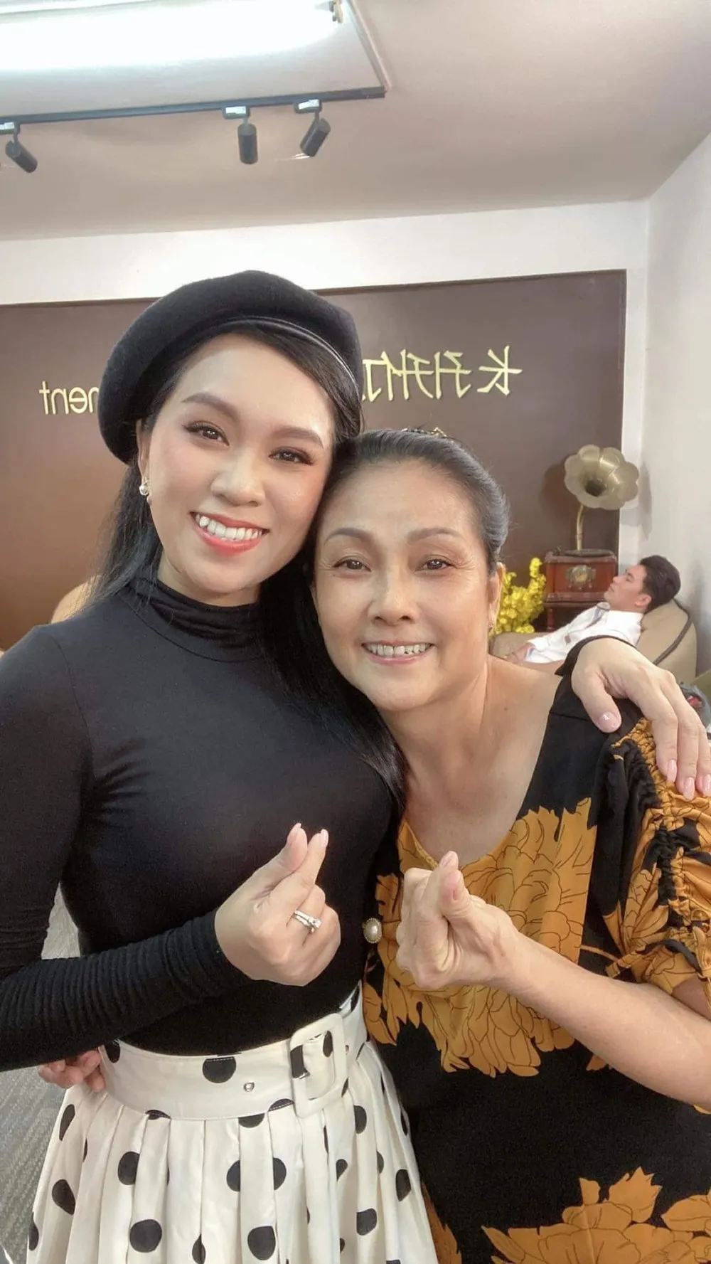 con-gai-ns-vu-linh-lan-san-showbiz (8)