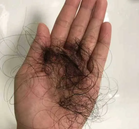 con-gai-lien-tuc-keu-dau-khi-di-hoc-me-bat-khoc-den-gap-co-giao (2)