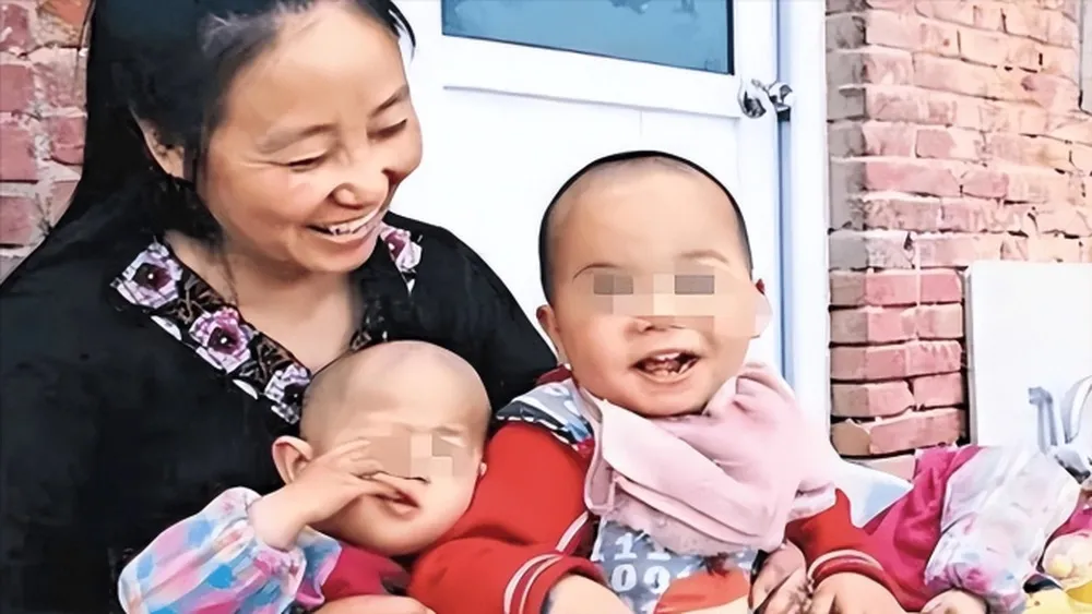 nguoi-phu-nu-nhan-nuoi-100-nguoi-con] (1)