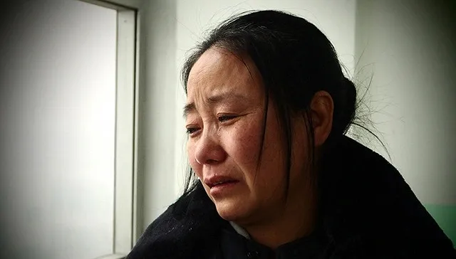 nguoi-phu-nu-nhan-nuoi-100-nguoi-con] (2)