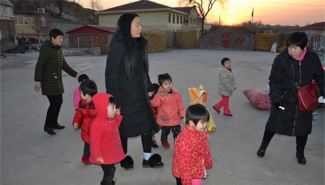 nguoi-phu-nu-nhan-nuoi-100-nguoi-con] (3)