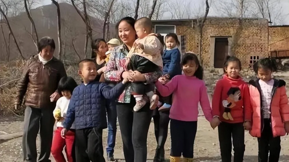 nguoi-phu-nu-nhan-nuoi-100-nguoi-con] (5)