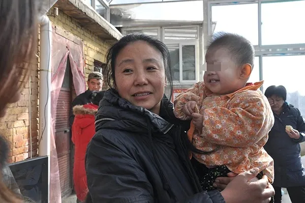 nguoi-phu-nu-nhan-nuoi-100-nguoi-con] (6)