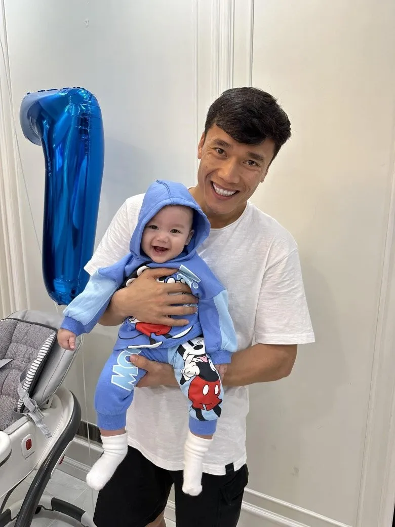 vo-tay-bui-tien-dung-xuong-sac-vi-cham-con (3)