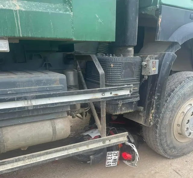 hai-nu-sinh-qua-doi-khi-di-khai-giang-ve (1)