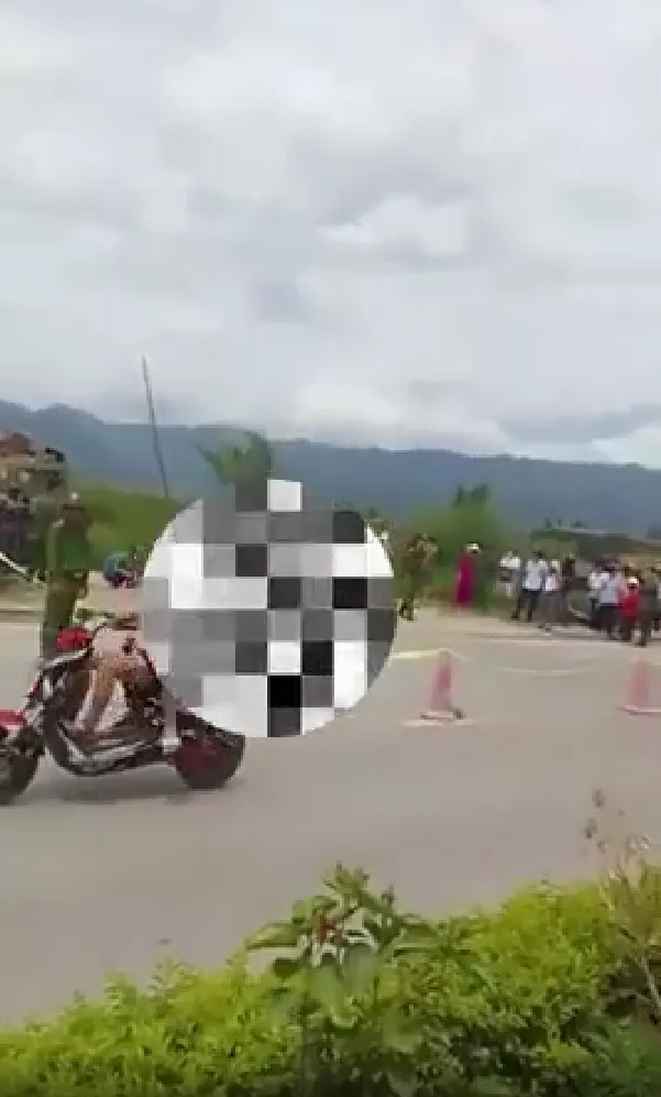 hai-nu-sinh-qua-doi-khi-di-khai-giang-ve (2)