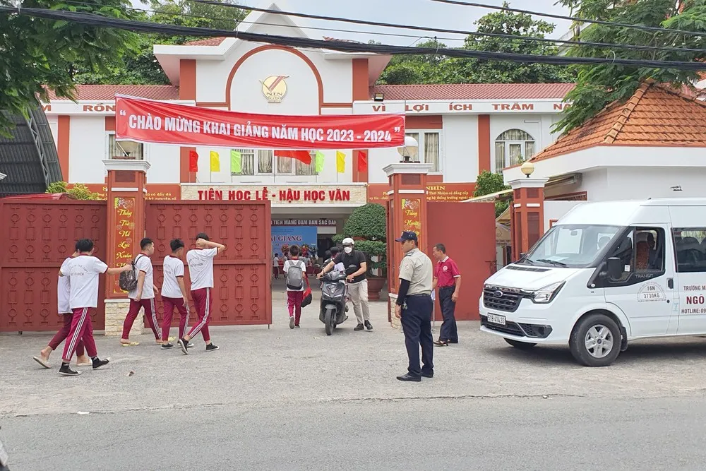 nam-sinh-lop-10-qua-doi-trong-khu-noi-tru (1)