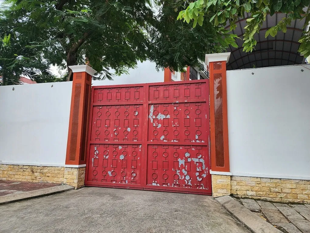 nam-sinh-lop-10-qua-doi-trong-khu-noi-tru (2)