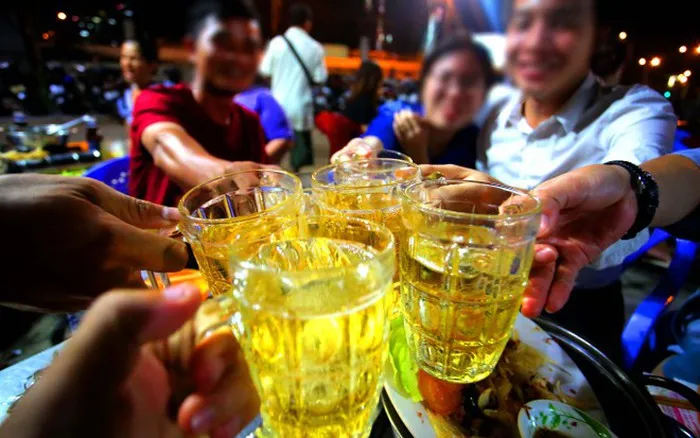 chang-trai-guc-tren-ban-nhau-vi-bi-sep-ep-uong-ruou (2)