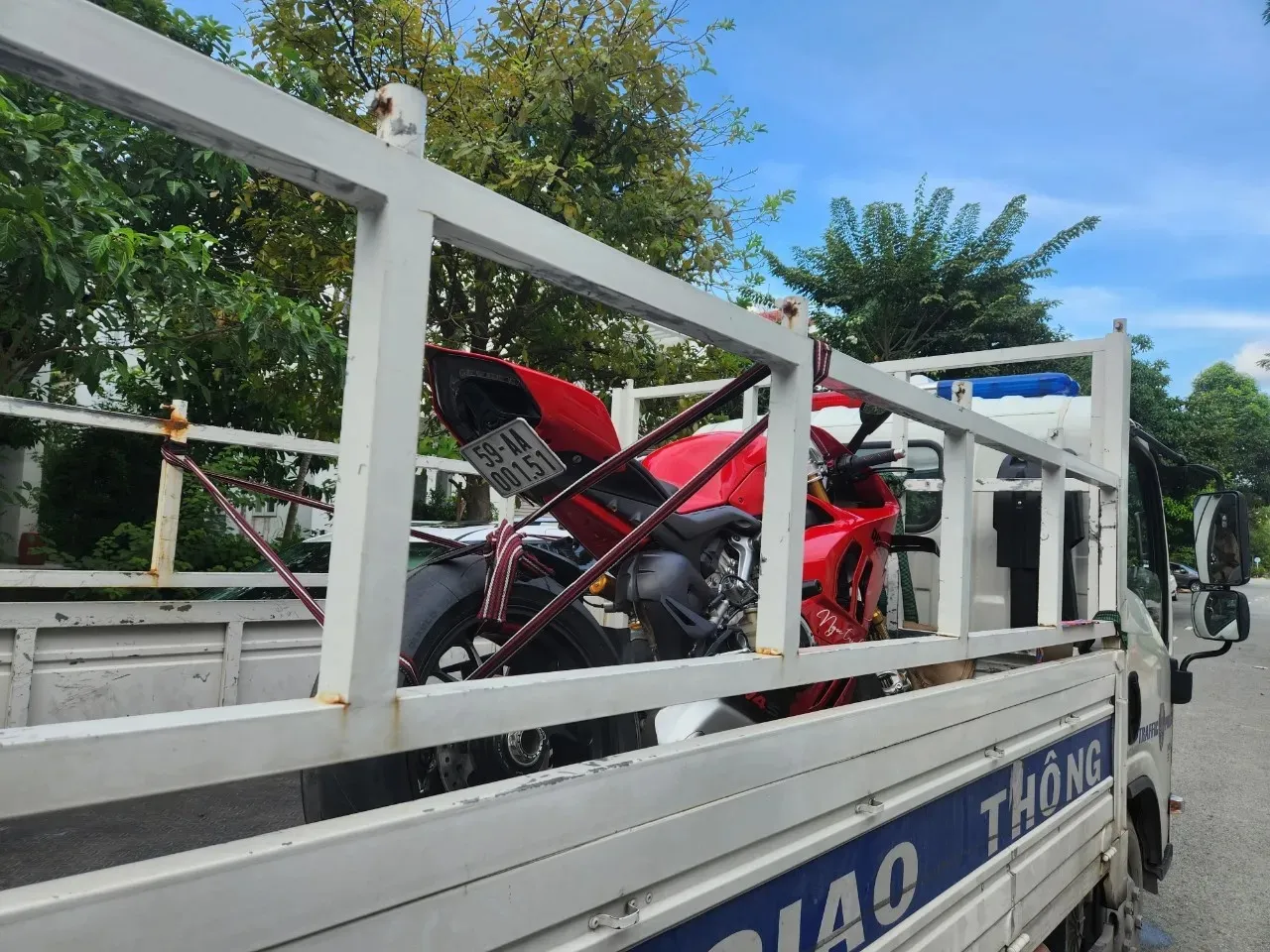 ngoc-trinh-bi-lap-bien-ban-tam-giu-2-xe (3)