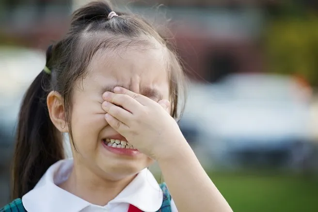 con-gai-khoe-ngu-voi-bo-me-phat-hien-dieu-dau-long (1)