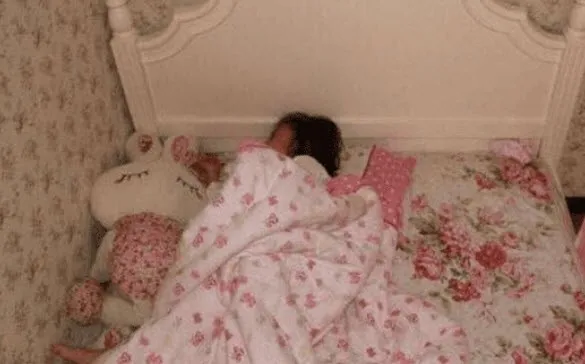 con-gai-khoe-ngu-voi-bo-me-phat-hien-dieu-dau-long (3)