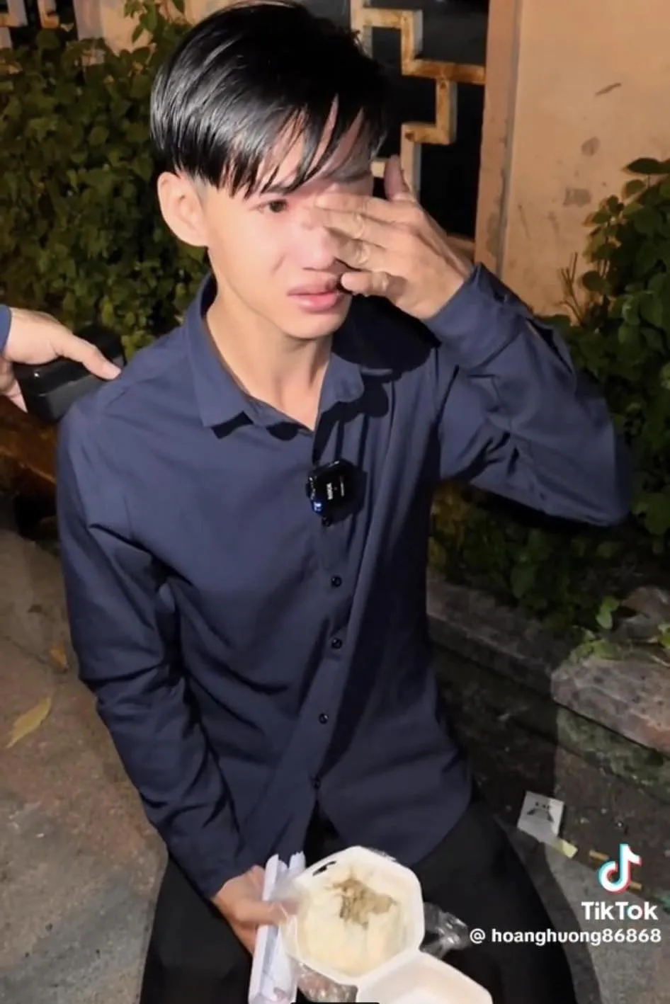 chang-trai-quy-xin-vien-phi-cho-cha (2)