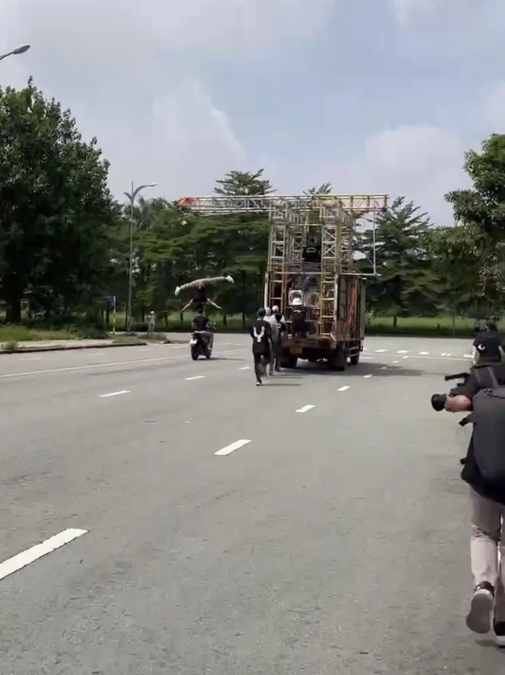 can-anh-qua-trinh-lam-xiec-tren-xe-cua-quoc-co-quoc-nghiep (2)