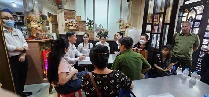 me-con-hong-phuong-don-do-ra-khoi-nha (1)