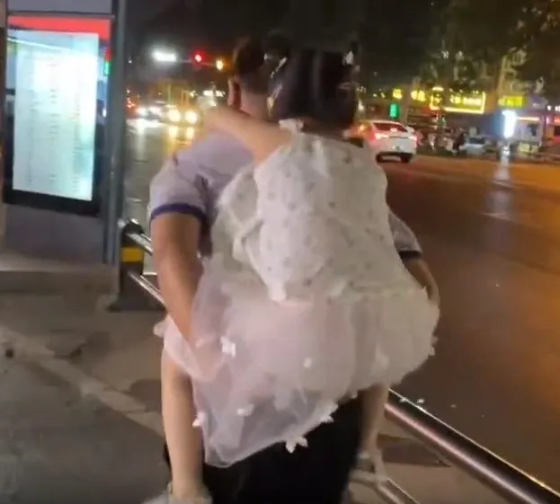 co-be-kkhoc-loc-hoi-sao-minh-lai-giong-bo (1)