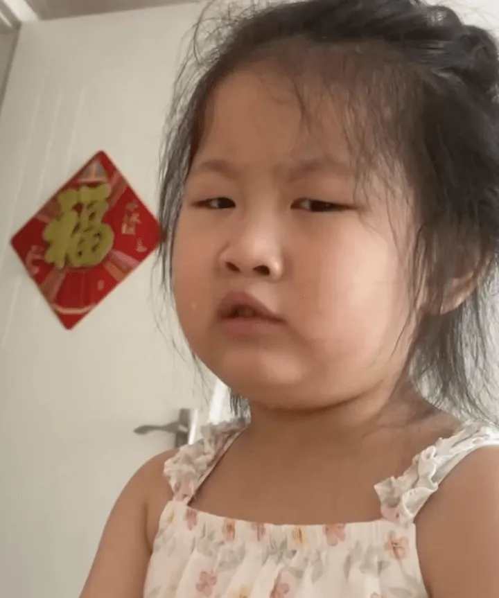 co-be-kkhoc-loc-hoi-sao-minh-lai-giong-bo (2)