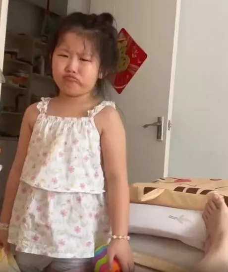 co-be-kkhoc-loc-hoi-sao-minh-lai-giong-bo (2)