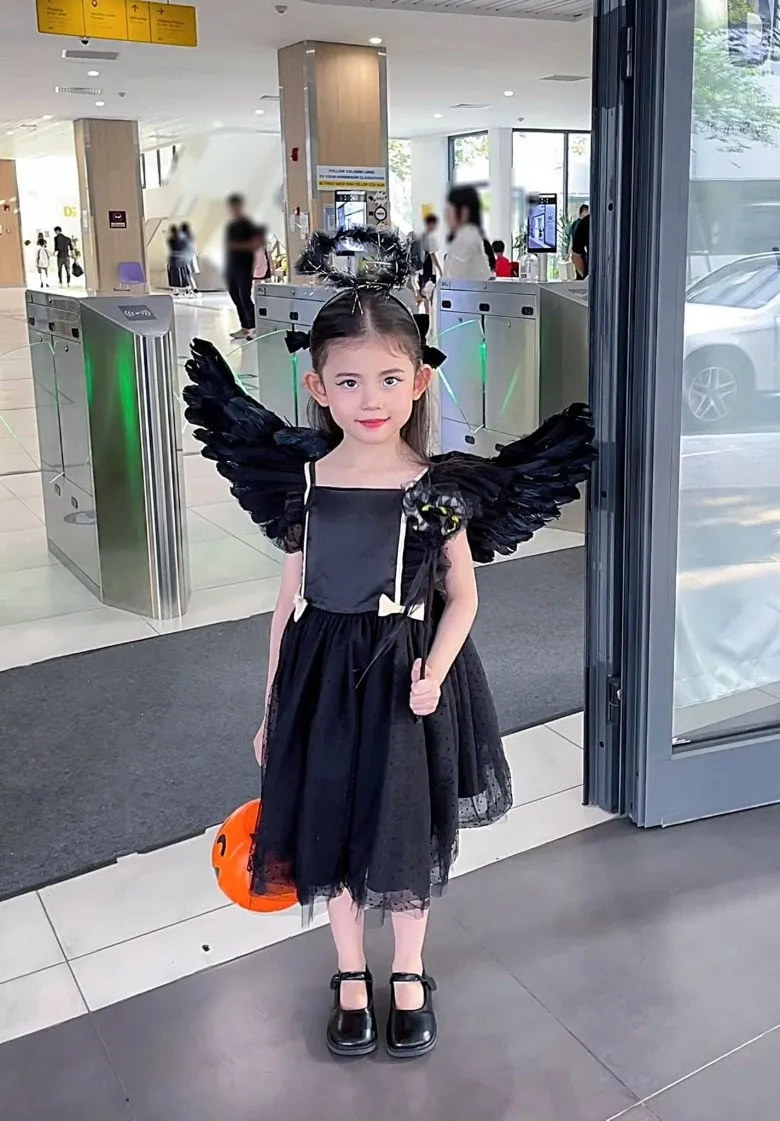 mai-ho-lay-chong-doanh-nhan-roi-xa-showbiz-con-gai-5-tuoi-xinh-nhu-hoa-hau (1)