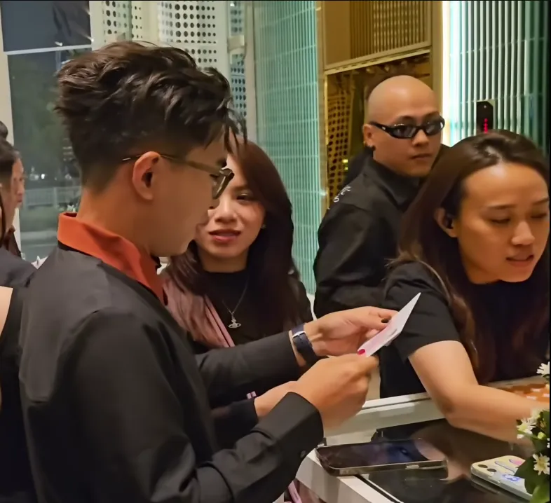 ngoc-phuoc-bi-chan-o-dam-cuoi=puka (4)