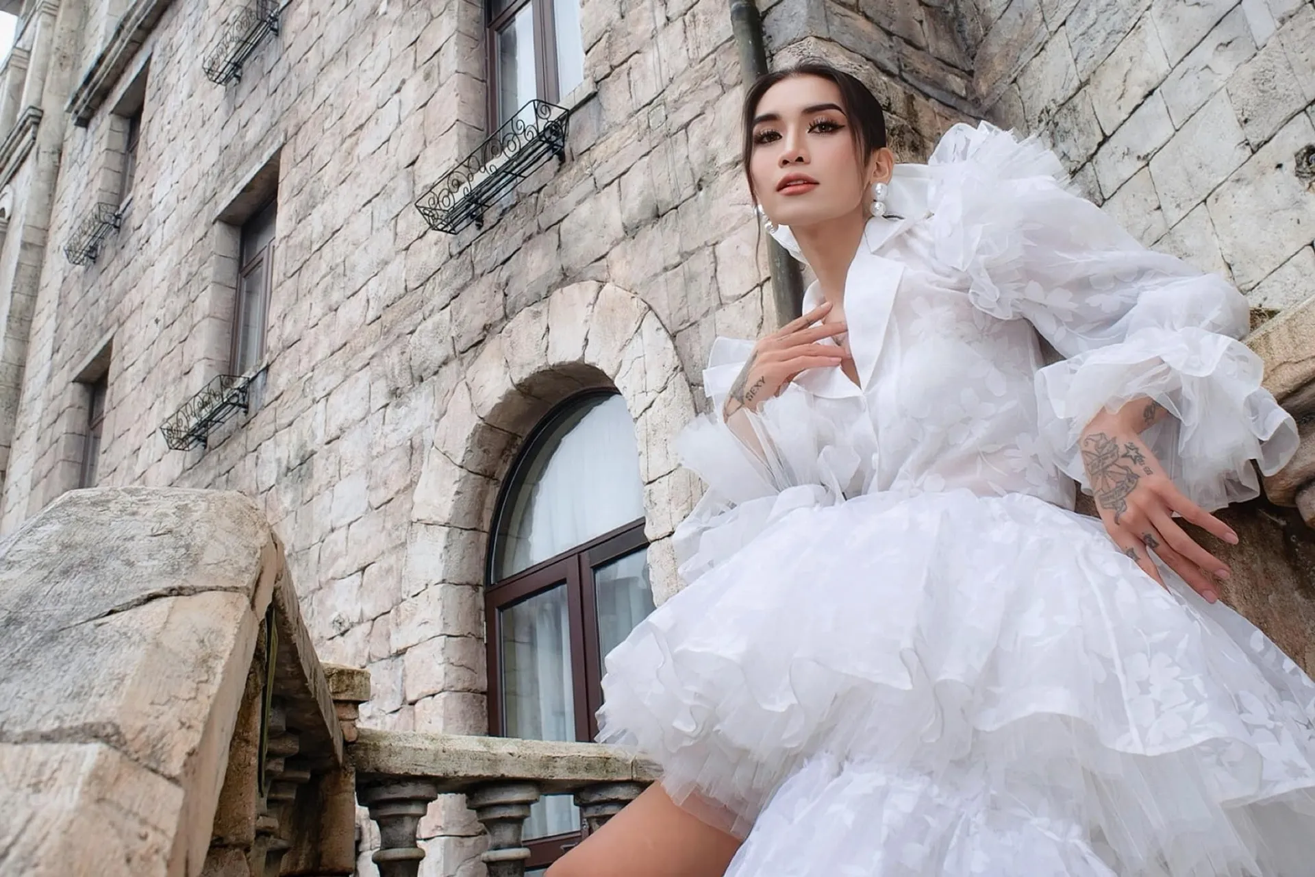 bb-tran-chuan-bi-vay-long-lay-di-an-cuoi-puka (4)