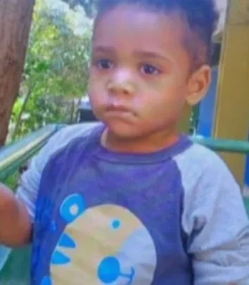 be trai 2 tuoi mat tren xe buyt (2)