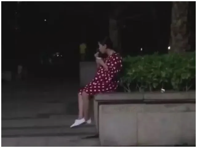 vo-bau=-thuong-xuyen-ra-ngoai-buoi-toi (1)