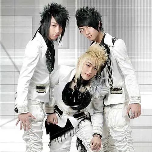 titi-hat-dam-cuoi-gay-tranh-cai (1)