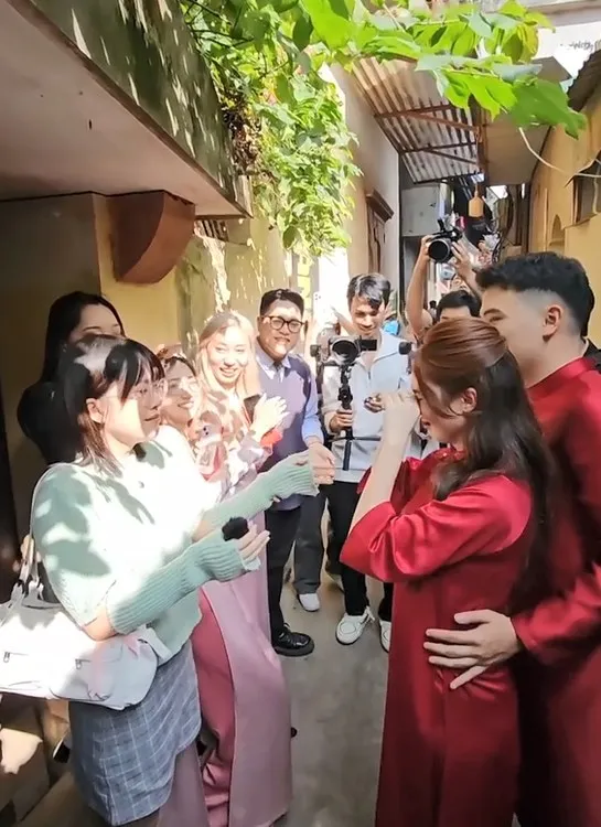 co-gai-vuot-9600km-du-dam-cuoi-ban-than (10)