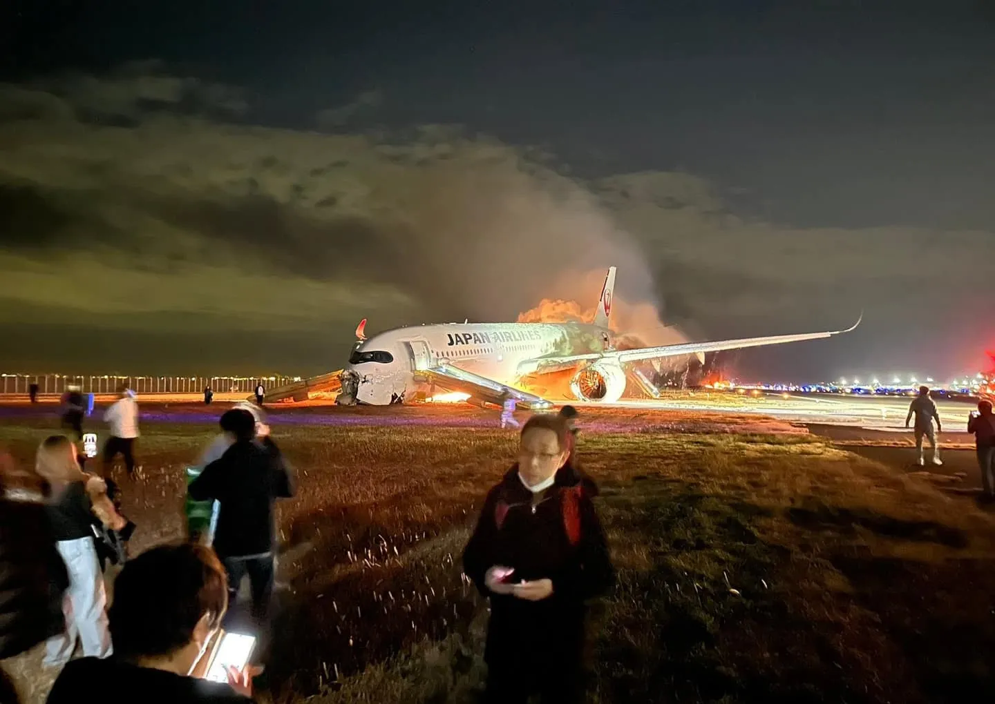 hien-truong-vu-va-cham-may-bay-o-nhat (1)