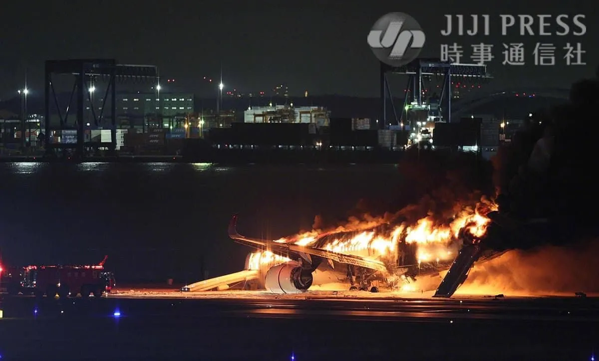 hien-truong-vu-va-cham-may-bay-o-nhat (3)