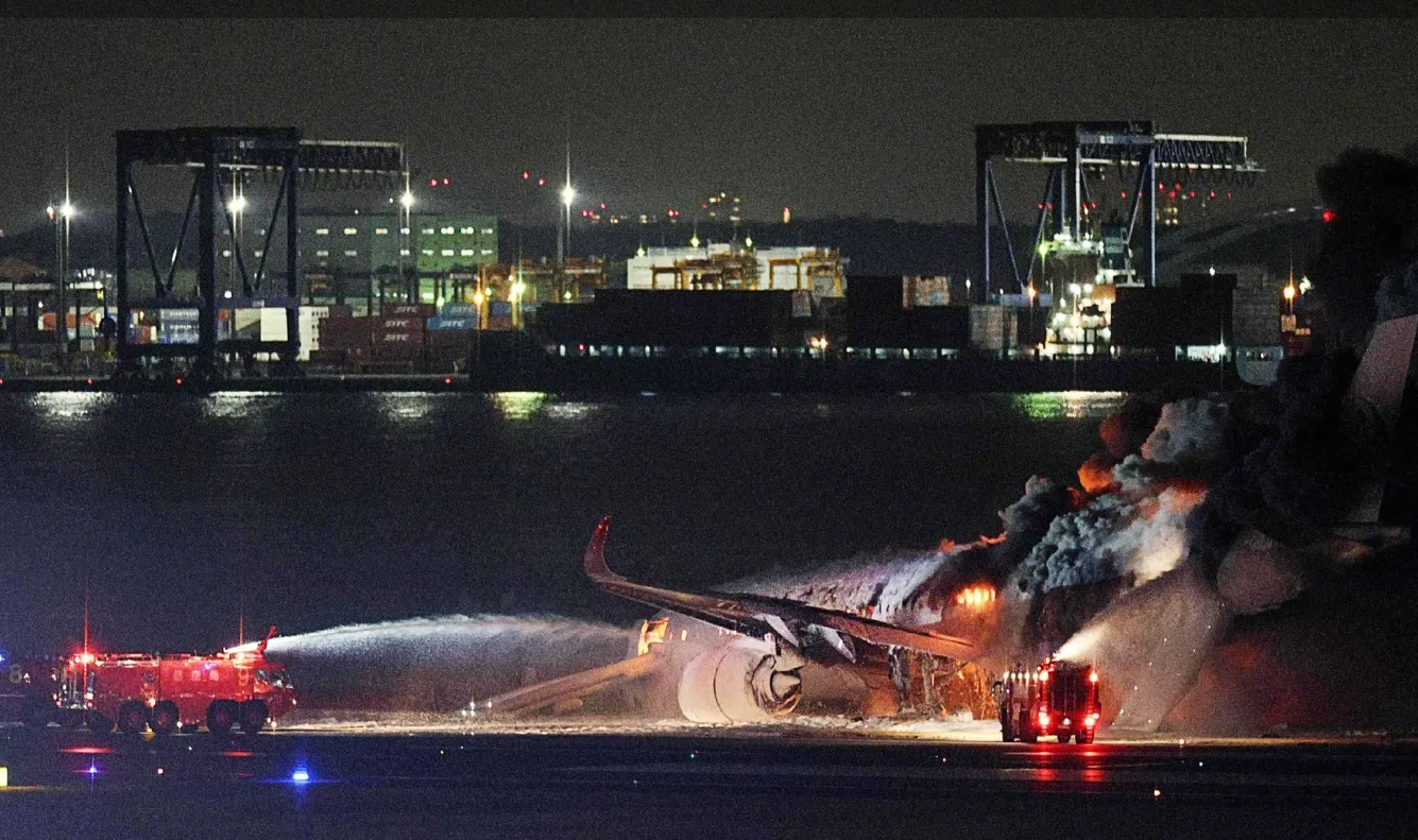 hien-truong-vu-va-cham-may-bay-o-nhat (9)