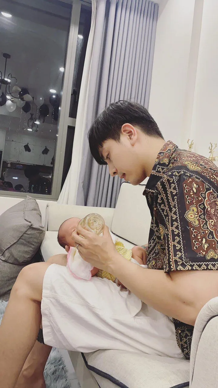 thu-thuy-lay-chong-tre-10-tuoi-duoc-me-chong-hua-tangdat (12)