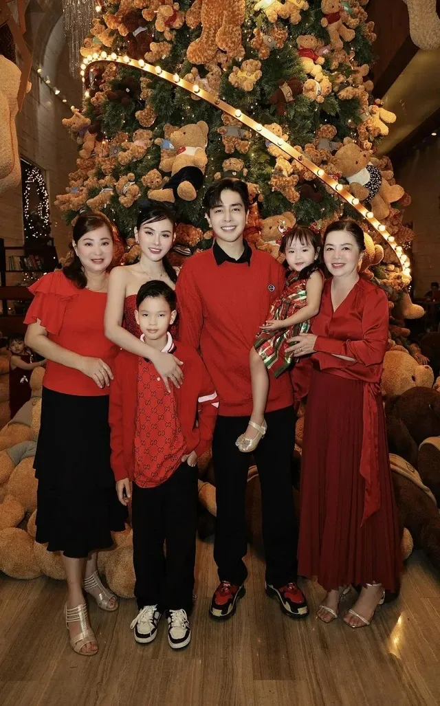 thu-thuy-lay-chong-tre-10-tuoi-duoc-me-chong-hua-tangdat (4)