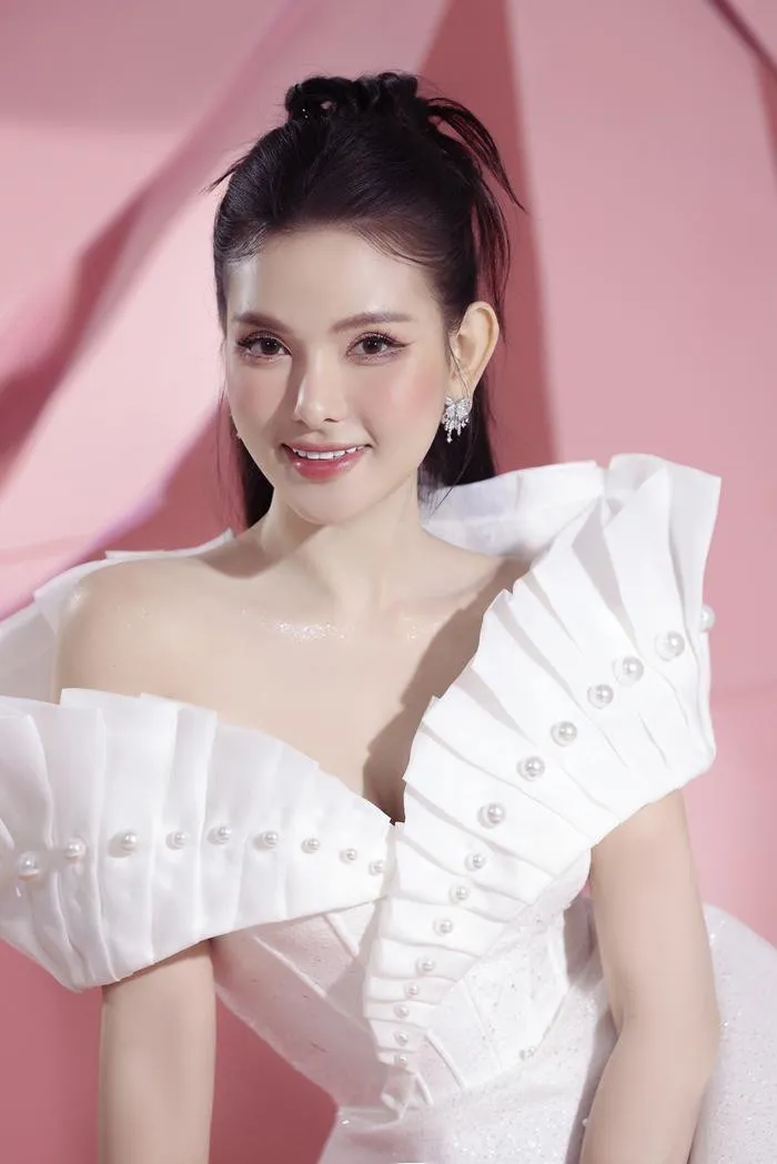 thu-thuy-lay-chong-tre-10-tuoi-duoc-me-chong-hua-tangdat (9)