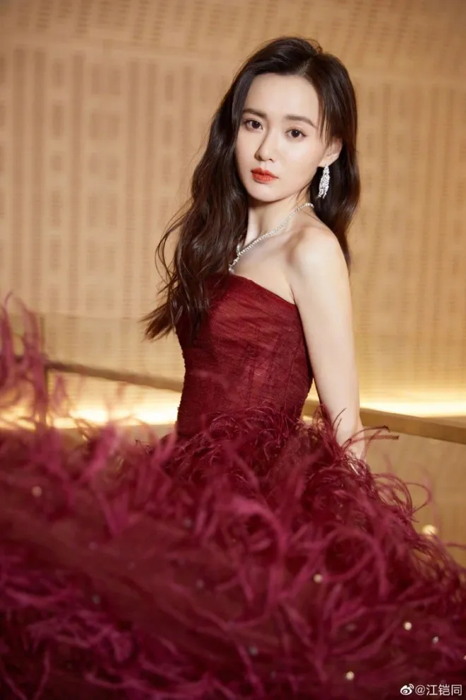 nu-dien-vien-thich-nhom-ngo-chong-nguoi-khac (11)