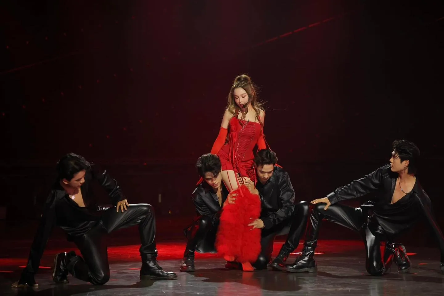 uyen-baby-lan-xa-ben-vu-cong-nam-nhung-so-ong-xa-xem-duoc (14)