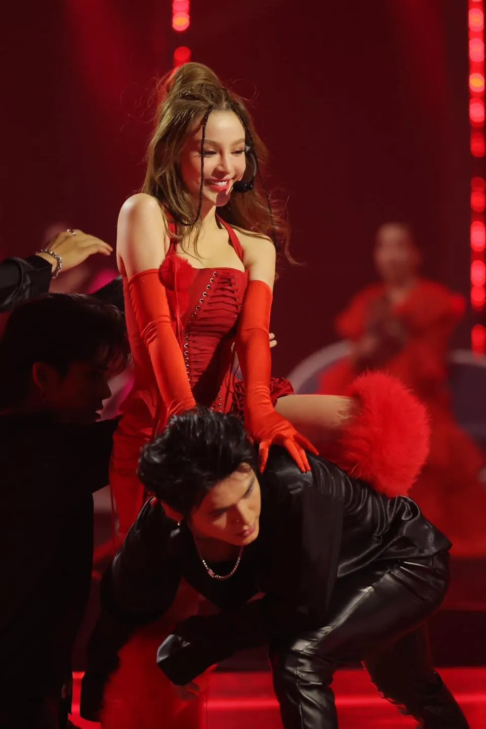 uyen-baby-lan-xa-ben-vu-cong-nam-nhung-so-ong-xa-xem-duoc (17)