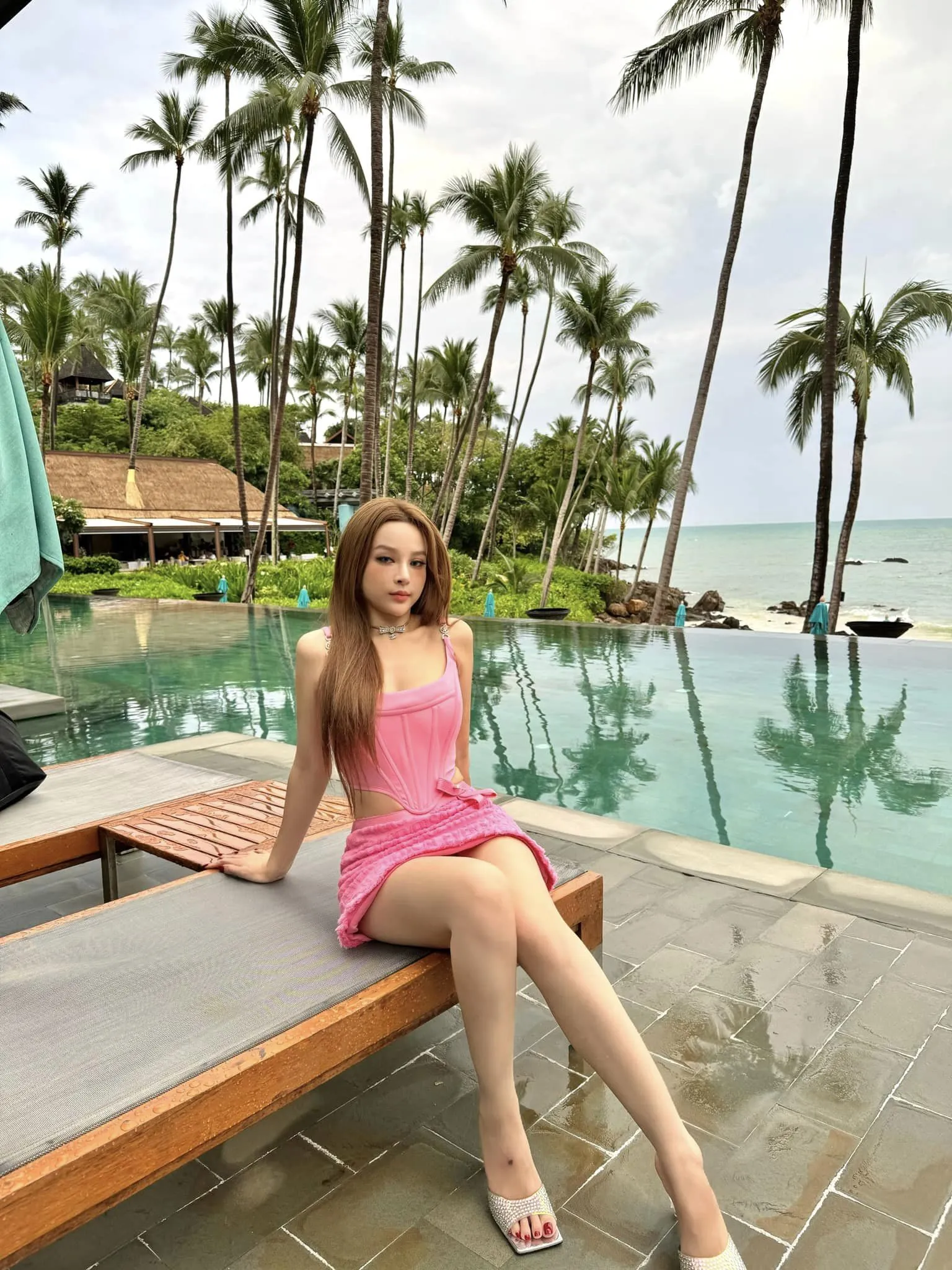 uyen-baby-lan-xa-ben-vu-cong-nam-nhung-so-ong-xa-xem-duoc (3)