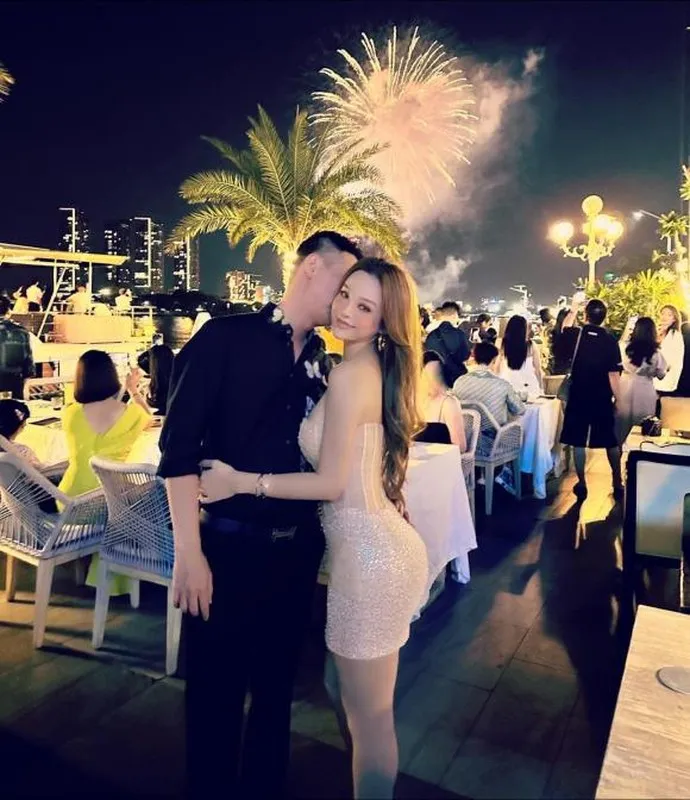 uyen-baby-lan-xa-ben-vu-cong-nam-nhung-so-ong-xa-xem-duoc (32)