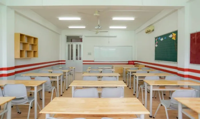 nu-sinh-bi-ban-hoc-keo-ghe-dan-den-chan-thuong (1)