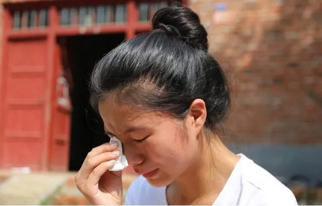 chong-dot-nhien-bien-mat-bo-lai-vo-con-hon-30-nam-sau-tro-ve-voi-de-nghi-khong-tuong-khoc-1705983970-128-width660height423