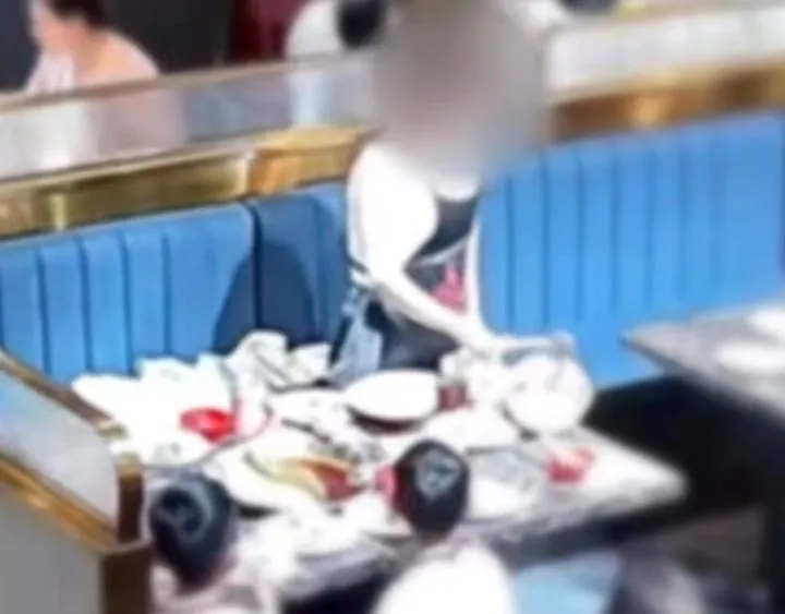 hai-co-gai-di-an-bufet (2)