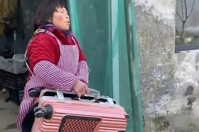 nguoi-phu-nu-ly-hon-om-con-ve-nha-me (1)