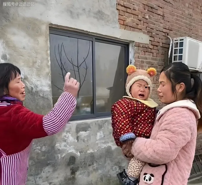 nguoi-phu-nu-ly-hon-om-con-ve-nha-me (4)