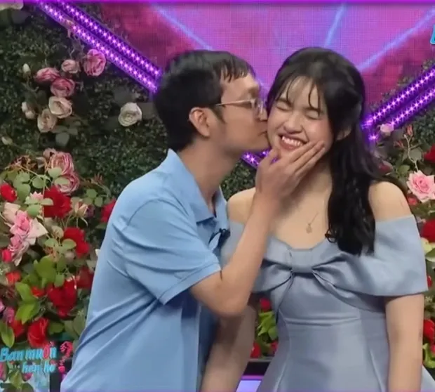 nhan-sac-gai-sinh-2k2-hen-hi-ky-su (12)