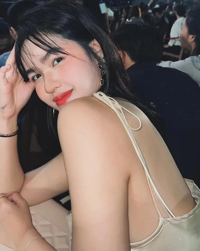 nhan-sac-gai-sinh-2k2-hen-hi-ky-su (9)