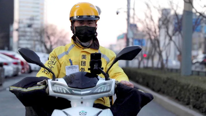 anh-shipper-phat-hien-dieu-bi-an-tren-noc-nha (1)